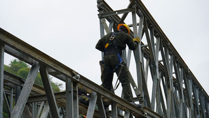 La misión de los ingenieros militares es facilitar, en el menor tiempo posible, la movilidad entre las ciudades, tal como ocurrió con el puente de El Tarrita (foto)./ Foto cortesía Invías