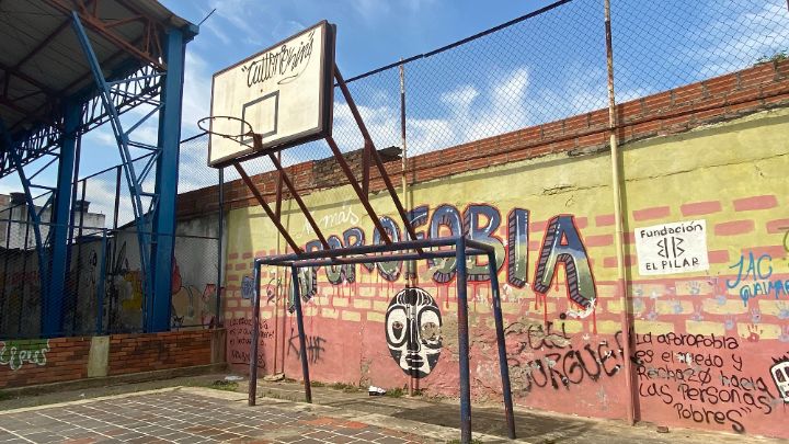 Portería y tablero de baloncesto