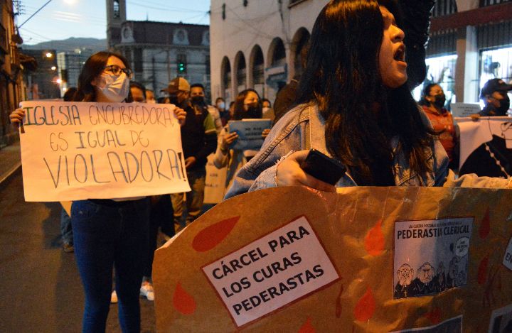 Bolivia-Movilizaciones en Cochabamba, el 25 de mayo, tras las revelaciones por abusos sexuales de un sacerdote contra más de 80 menores.