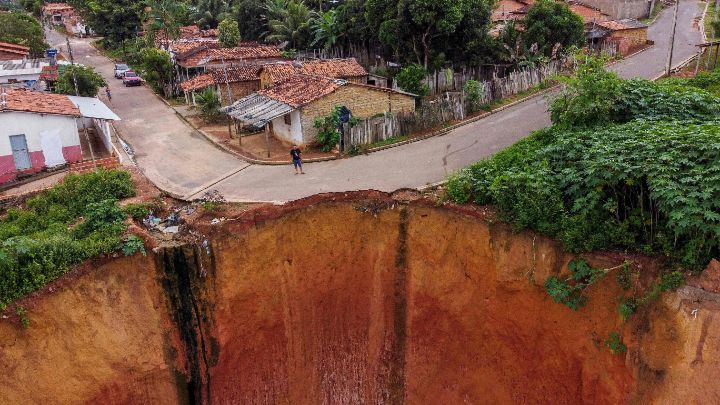 Brasil-La ciudad de Buriticupu con 70.000 habitantes sufre pequeñas grietas en el suelo, que crecen hasta convertirse en grandes cráteres.