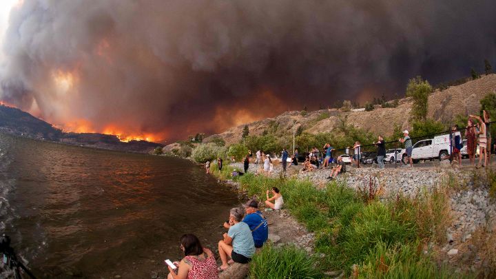 Canadá-Los residentes observan el incendio forestal en Columbia Británica, el 17 de agosto. Se implementaron órdenes ya que el incendio amenazaba a la ciudad de 150.000 habitantes.