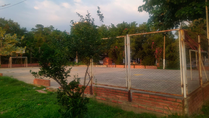 Cancha deteriorada en Niza