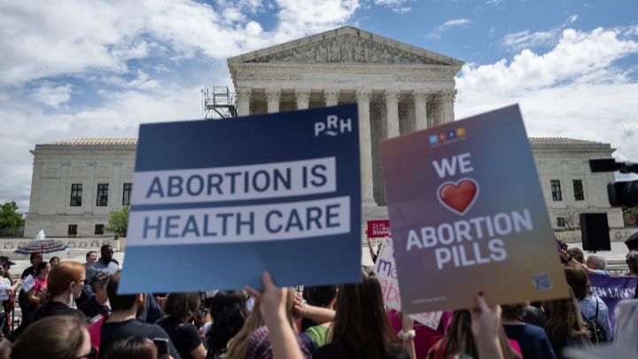  Name Estados Unidos-Cientos de mujeres se reunieron en Washington para protestar en favor del aborto y contra las medidas restrictivas de la Corte Suprema estadounidense.