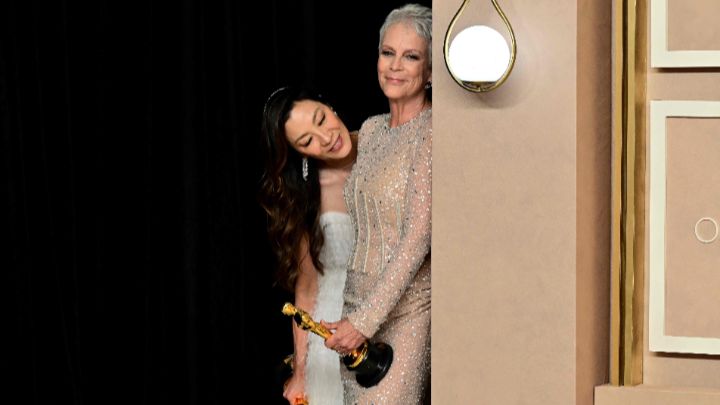 Estados Unidos-Las ganadoras del Óscar Jamie Lee Curtis y Michelle Yeoh, durante la atención a prensa de la 95ª edición anual de los Premios de la Academia el 12 de marzo.