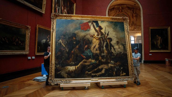 Francia-Retiran la pintura La libertad guiando al pueblo de Delacroix (1798-1863) del Museo del Louvre en París el 20 de septiembre, antes de los trabajos de restauración.