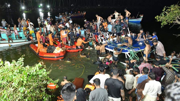 India-Personas realizan una operación de rescate tras un accidente de barco turístico en el estado de Kerala, el 7 de mayo. Al menos 20 personas murieron cuando la embarcación de dos pisos se volcó.