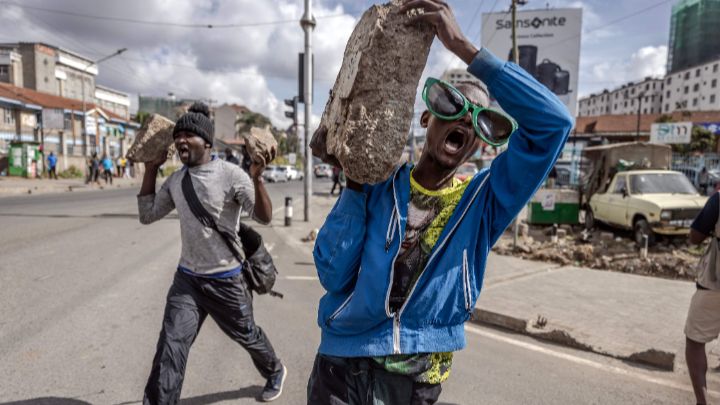 Kenia-Opositores del Gobierno keniano participar en protestas. Ciudadanos con piedras y coreando consignas, exigieron impuestos más bajos y un costo de vida reducido en Nairobi, el 20 de marzo