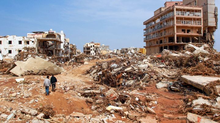 Libia-Escombros de edificios tras las inundaciones repentinas el 11 de septiembre. Cerca de 2.300 personas fallecieron.