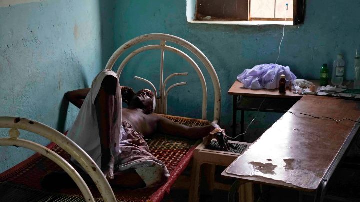 Sudán-Un sudanés herido yace en una cama en Omdurman, la ciudad gemela de Jartum, el 6 de junio, durante los días de enfrentamientos por la guerra