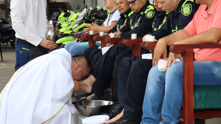 Cúcuta: La Policía Nacional fue protagonista durante el lavamiento de pies en la mañana del Jueves Santo./Foto:Cortesía