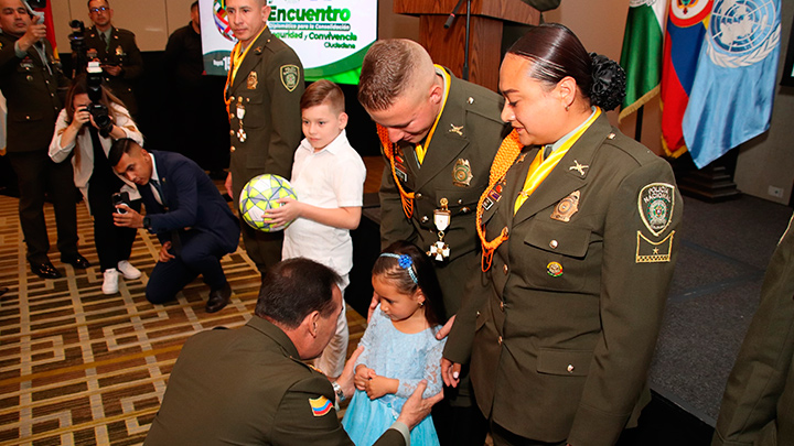 Así fueron condecorados los uniformados del Grupo de Carabineros de la Denor.