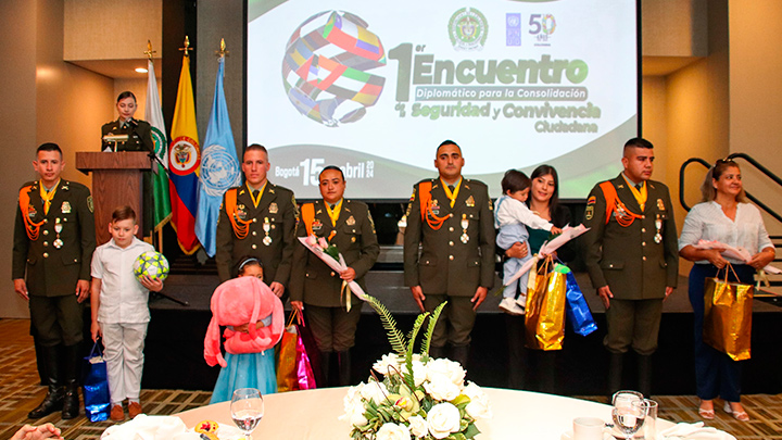 Así fueron condecorados los uniformados del Grupo de Carabineros de la Denor.