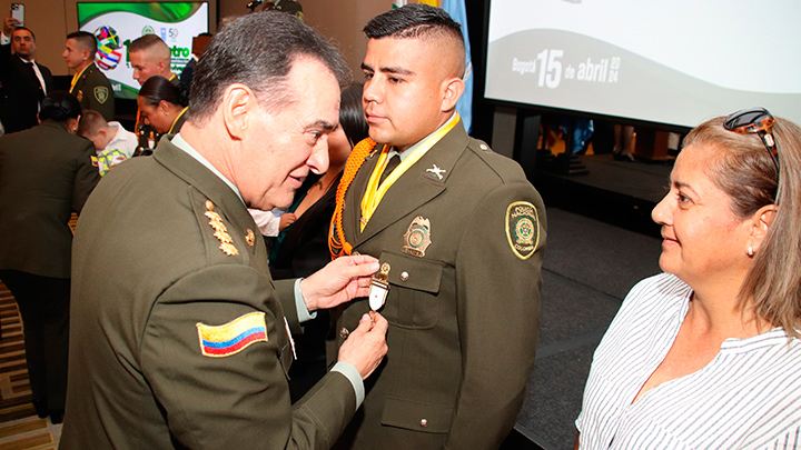 Así fueron condecorados los uniformados del Grupo de Carabineros de la Denor.