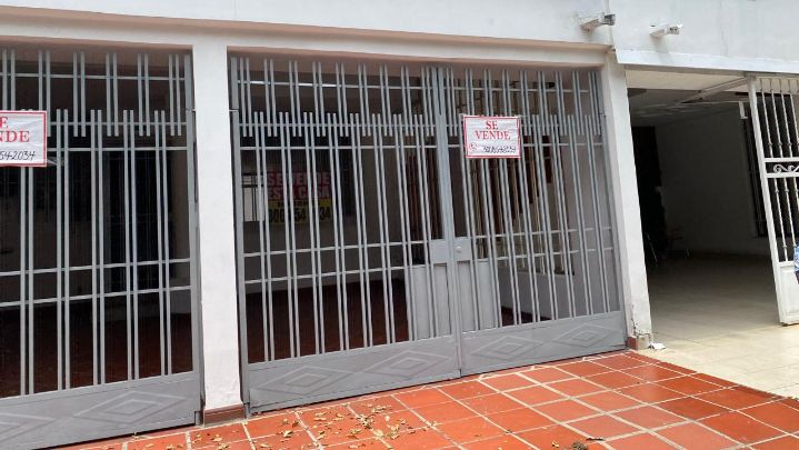 Debido al alto costo de los recibos, muchas casas están en venta en el barrio. / Foto: Nicolás Mojica.