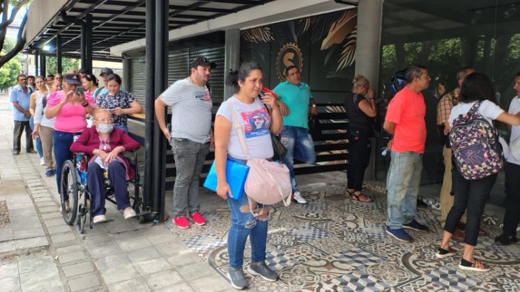 Los usuarios de Sanitas en Los Caobos deben esperar a la intemperie. / Foto: Deicy Sifontes / La Opinión 