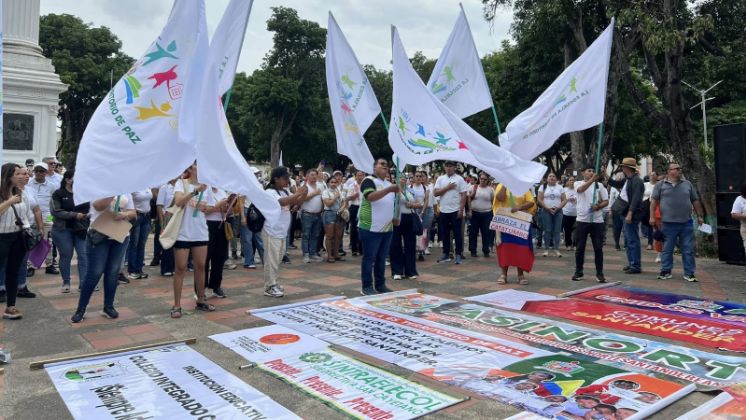 Al final se concentraron en el parque La Victoria, donde pidieron un acuerdo de paz para las comunidades educativas. / Foto: Cortesía / La Opinión