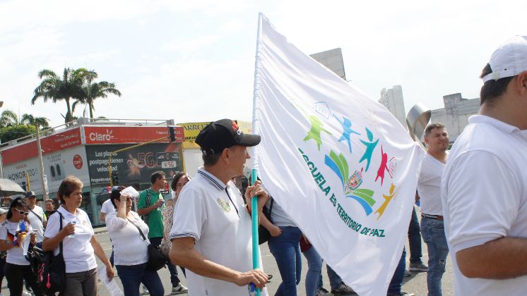 Ondearon banderas blancas como símbolo de paz. / Foto: Stefany Peñaloza / La Opinión 