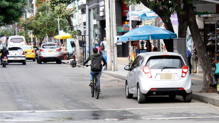 Algunos ciclistas evitan seguir las normas, incrementando el riesgo de accidentes. / Foto: Stefany Peñaloza / La Opinión