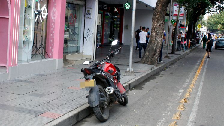 Las ciclorrutas se han convertido en zona de parqueo. / Foto: Stefany Peñaloza / La Opinión