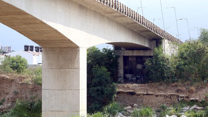 La situación ocurre en el estribo derecho que comunica al barrio Prados del Este. / Foto: Carlos Ramírez. 