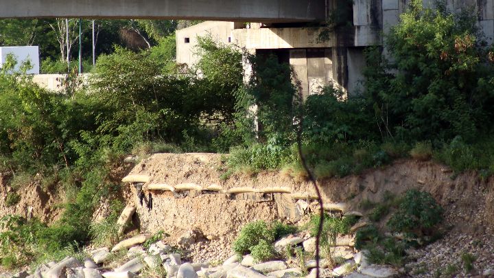 El fuerte caudal del río aumenta la socavación durante temporada de lluvias. / Foto: Carlos Ramírez.