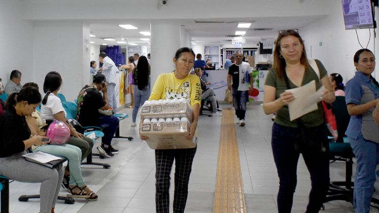 Algunos usuarios cuentan con suerte para que les entreguen los medicamentos. / Foto: Stefany Peñaloza / La Opinión 