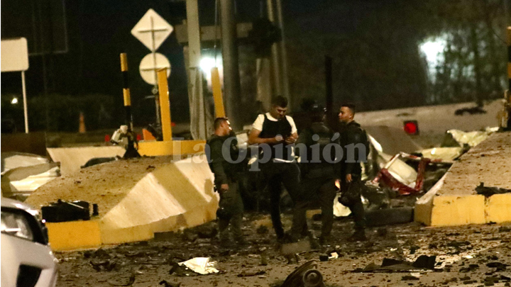 Integrantes del Grupo de Operaciones Especiales de la Policía Metropolitana de Cúcuta y personal antiexplosivos inspeccionaron el lugar.