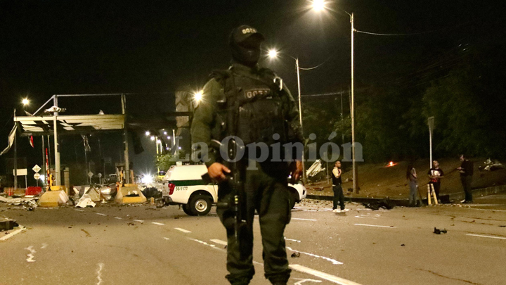 Integrantes del Grupo de Operaciones Especiales de la Policía Metropolitana de Cúcuta y personal antiexplosivos inspeccionaron el lugar.