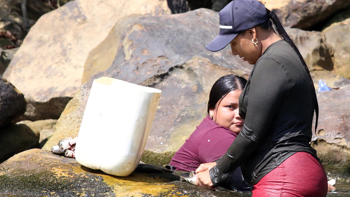 Las mujeres en el Catatumbo apoyan en la faena de la pesca en sus núcleos familiares. 