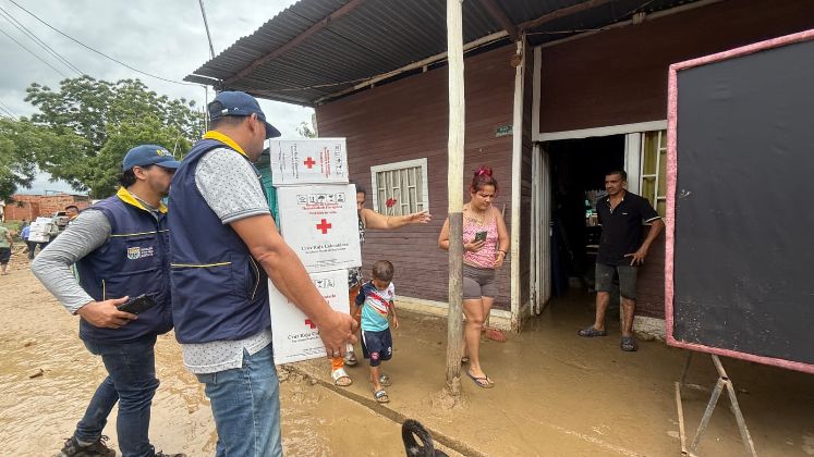 La Secretaría de Gestión de riesgos entregó kits de emergencia