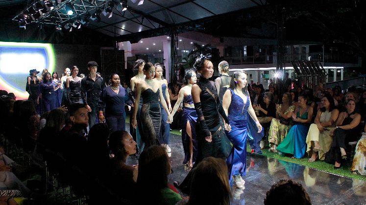 Inspirados en Marilyn Monroe, estudiantes de IBES presentaron una colección monocromática en negro, llena de contrastes entre encajes, piel sintética y sedas.