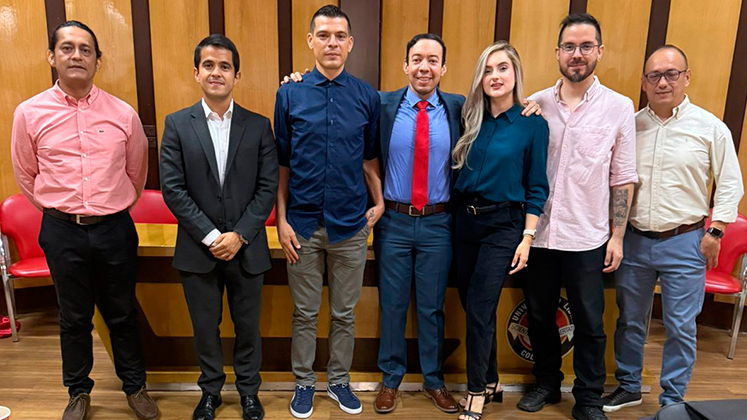 Edward Alfirio junto a su abogado, ponentes y juristas que acompañaron el caso