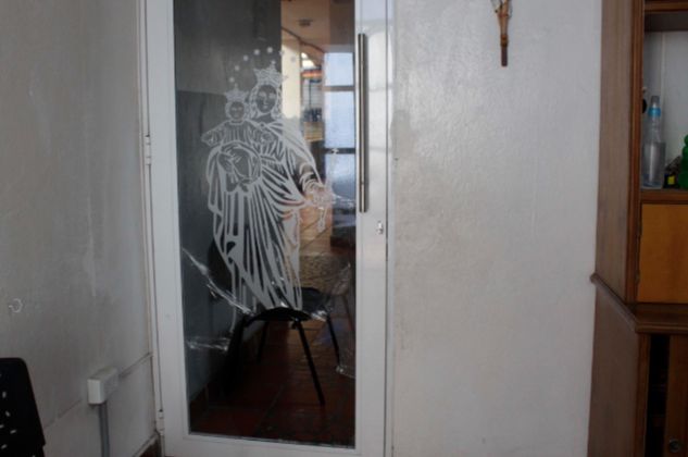 El ladrón rompió la puerta de la coordinación para entrar a la oficina.