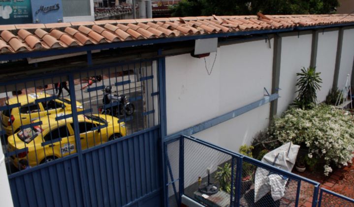 El sujeto que ha cometido los robos entra escalando el portón.