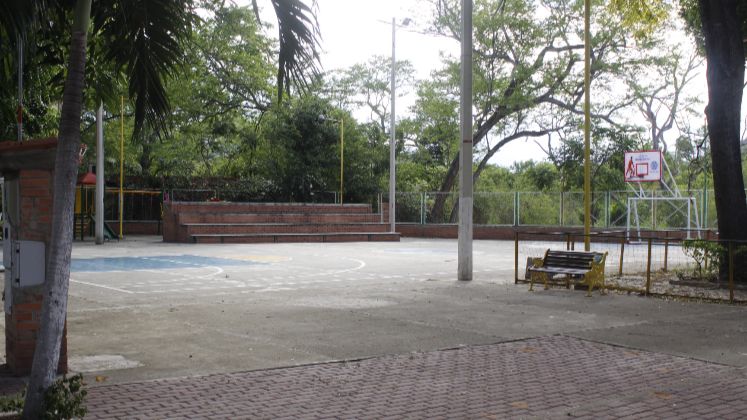 En los espacios públicos las personas practican fútbol, gimnasia y baloncesto