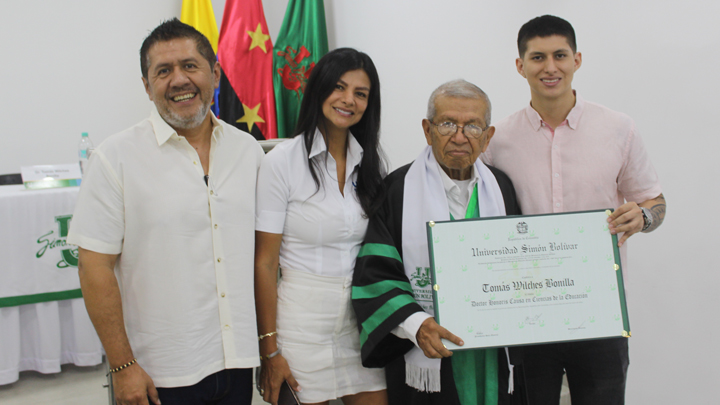 Tomás Wilches estuvo acompañado por el personal de la Corporación Universitaria Autónoma del Norte.
