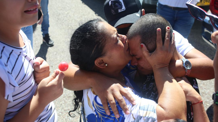 La Cancillería acompañó la entrega de los connacionales en el puente binacional.