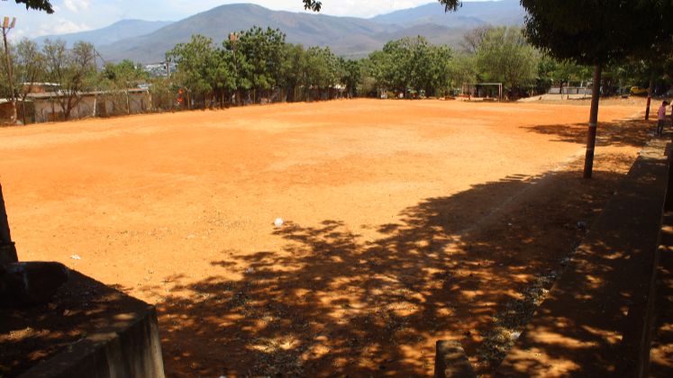 La arena de la cancha se esparce por todo el barrio con las fuertes ventiscas