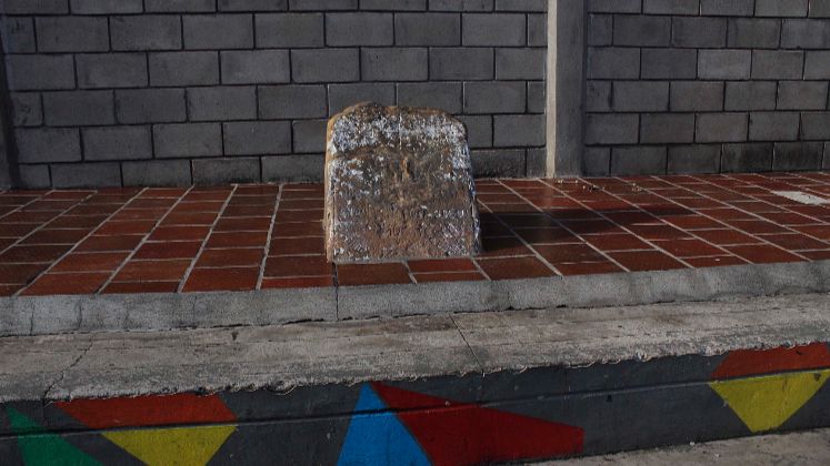 No es una lápida, es en realidad la primera piedra de lo que sería una iglesia en Carora