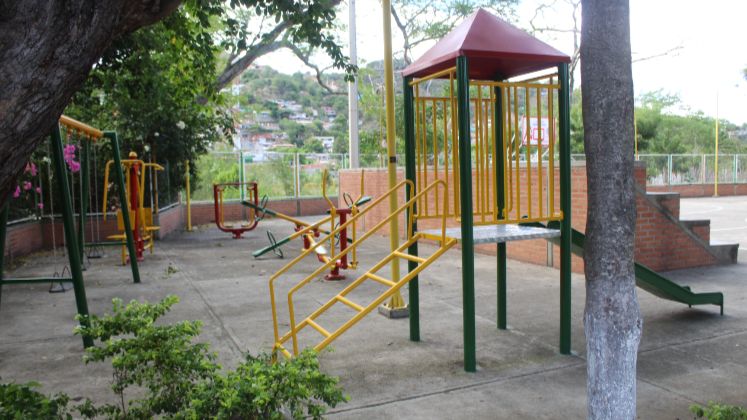 Un parque y una cancha tienen en Santa Clara.