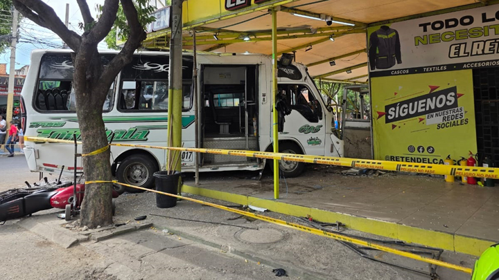 Dos busetas chocaron contra la fachada de un local 