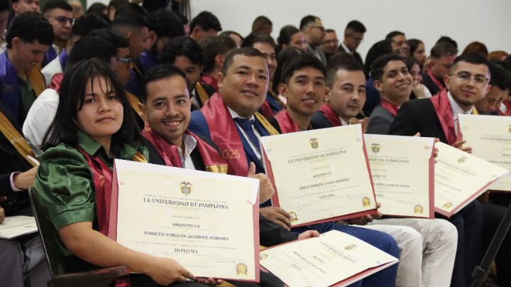 Un grupo de egresados muestra con orgullo su título de profesional/Foto Carlos Ramírez