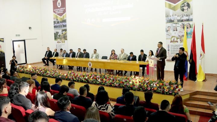 Directivos de la Unipamplona escuchan atentos el acto de apertura de los grados en la sede de Villa del Rosario por parte del rector Ivaldo Torres/Foto Carlos Ramírez