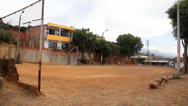 jovenes aprenden a conducir en la cancha, sin embargo la misma presenta deterioros