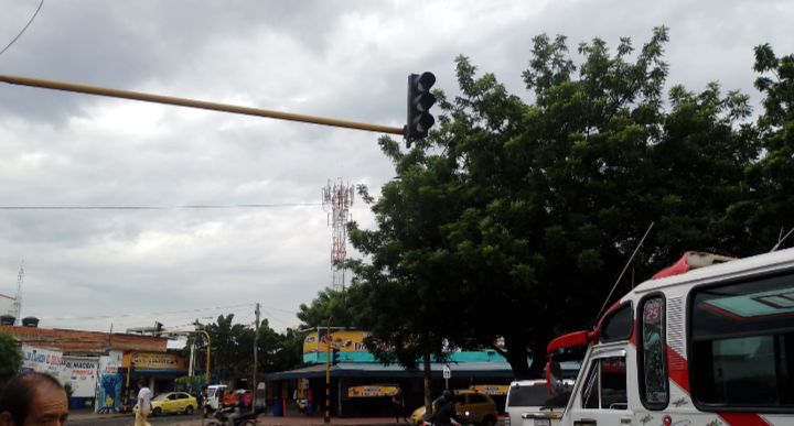 Algunos semaforos están dañados en esta zona