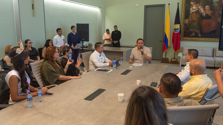 El alcalde de Cúcuta, Jorge Acevedo, otorgó la Medalla Juana Rangel de Cuéllar a Nadim Bayona Pérez.