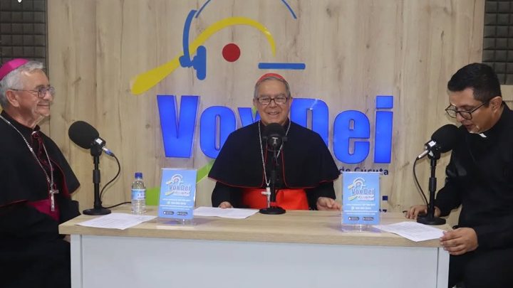 El cardenal visitó el Centro de Comunicaciones de la Diócesis de Cúcuta 