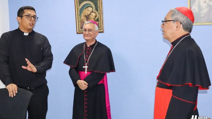 Junto al obispo de Cúcuta, monseñor José Libardo Garcés. 
