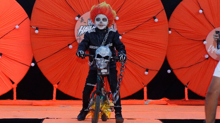 Los participantes sorprendieron al público con sus elaborados disfraces, muchos de ellos hechos a mano y con materiales reciclables.