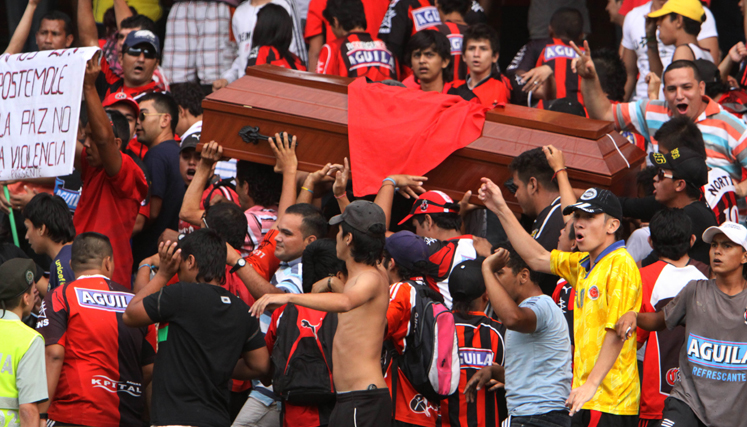 Dato curioso: ese día, el Cúcuta Deportivo iba perdiendo 1-0 contra Envigado FC y en cuanto entraron el ataúd, los rojinegros anotaron un gol. 